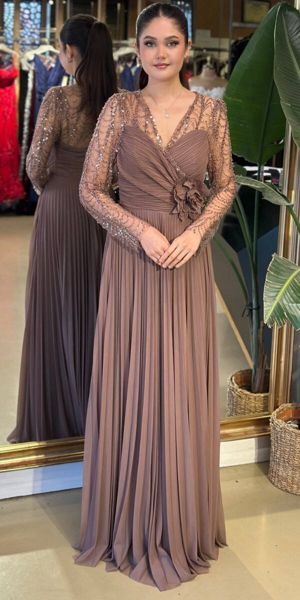 Açık Kahverengi V Yaka Uzun Kollu Çiçek Detaylı Kloş Etekli Şifon Uzun Abiye Elbise 11150-04 - 1