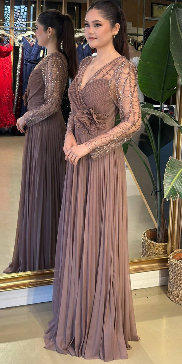 Açık Kahverengi V Yaka Uzun Kollu Çiçek Detaylı Kloş Etekli Şifon Uzun Abiye Elbise 11150-04 - 2