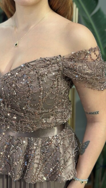 Bakır Madonna Yaka Düşük Kollu Boncuk İşlemeli Kloş Etekli Likralı Şifon Uzun Abiye Elbise 11211-01 - 4