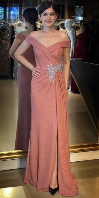 Bakır Madonna Yaka Taş Detaylı Yırtmaçlı Düz Kesim Simli Uzun Abiye Elbise 7566 