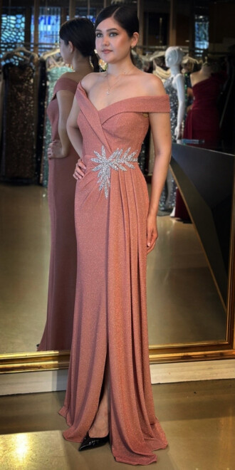 Bakır Madonna Yaka Taş Detaylı Yırtmaçlı Düz Kesim Simli Uzun Abiye Elbise 7566 - 2