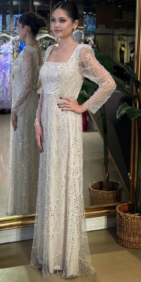 Bej Kare Yaka Uzun Kollu Kloş Etekli Pullu Boncuklu Uzun Abiye Elbise 11047-02 - 2