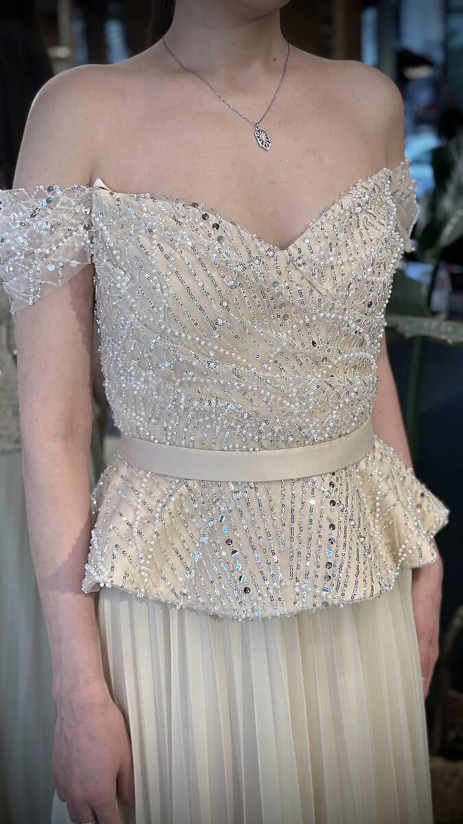 Bej Madonna Yaka Düşük Kollu Boncuk İşlemeli Kloş Etekli Likralı Şifon Uzun Abiye Elbise 11211-06 - 4