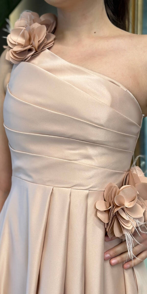 Bej Tek Omuzlu Çiçek Detaylı Kloş Etekli Saten Uzun Abiye Elbise 7659 - 4