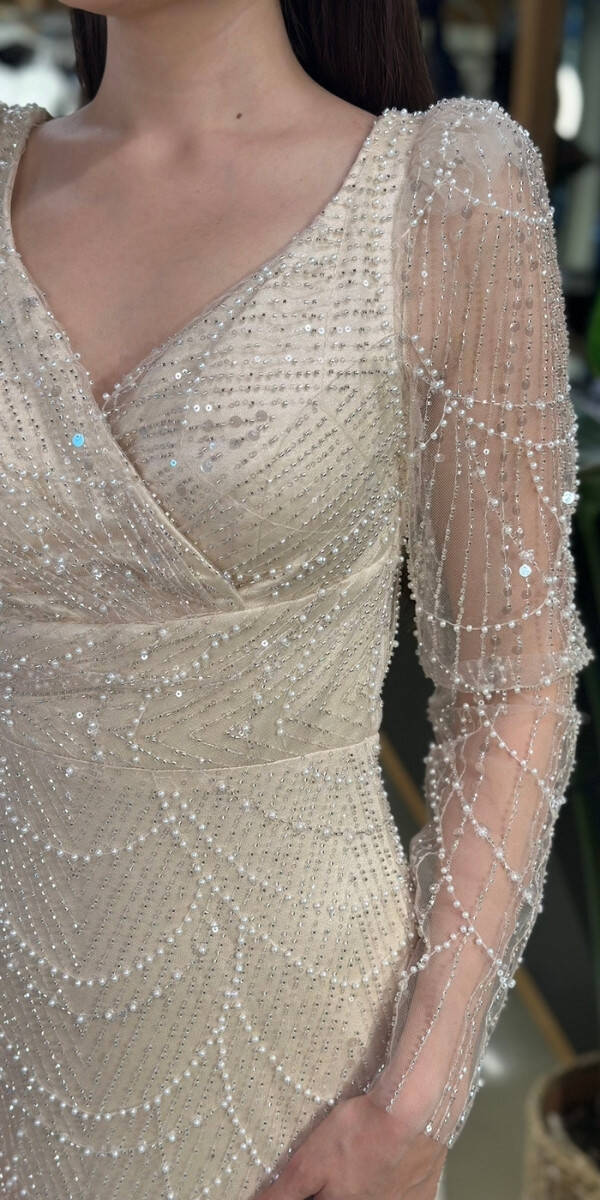 Bej V Yaka Uzun Kollu Düz Kesim Pullu Boncuklu Uzun Abiye Elbise 11001-07 - 4