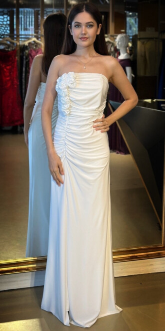 Beyaz Çiçek Detaylı Straplez Yaka Yırtmaçlı Düz Kesim Likralı Uzun Abiye Elbise 11096 - abiyeniall