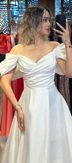 Beyaz Düşük Kollu Anvelop Yırtmaçlı Kloş Etekli Saten Uzun Abiye Elbise 7568 - 2