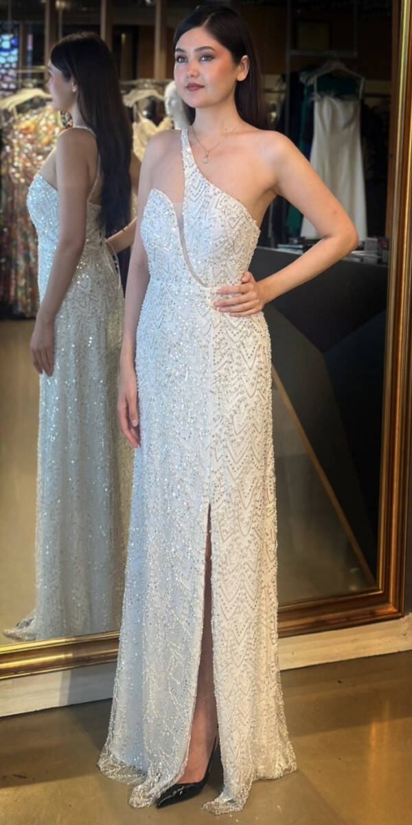 Beyaz İnce Askılı Sırt Dekolteli Yırtmaçlı Düz Kesim Pullu Boncuklu Uzun Abiye Elbise 11002 - 2