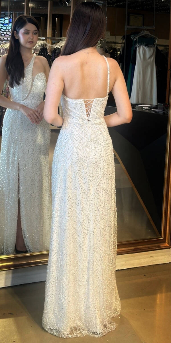 Beyaz İnce Askılı Sırt Dekolteli Yırtmaçlı Düz Kesim Pullu Boncuklu Uzun Abiye Elbise 11002 - 5