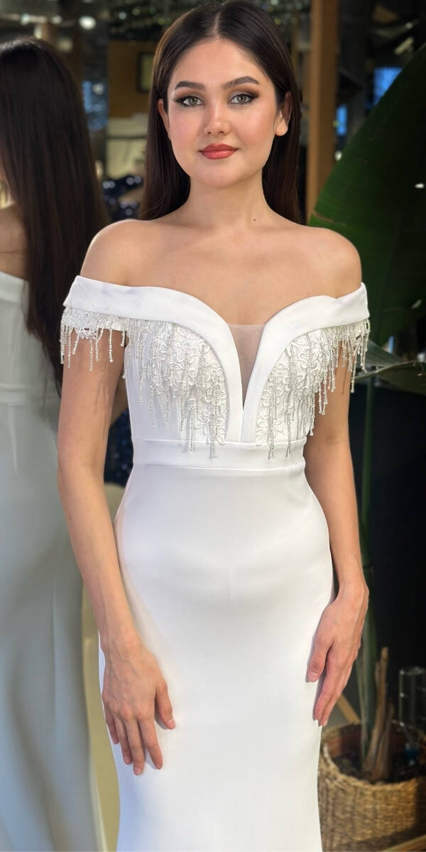 Beyaz Madonna Yaka Boncuk İşlemeli Düz Kesim Krep Uzun Abiye Elbise 11011-01 - 3