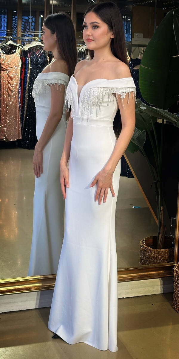 Beyaz Madonna Yaka Boncuk İşlemeli Düz Kesim Krep Uzun Abiye Elbise 11011-01 - 2