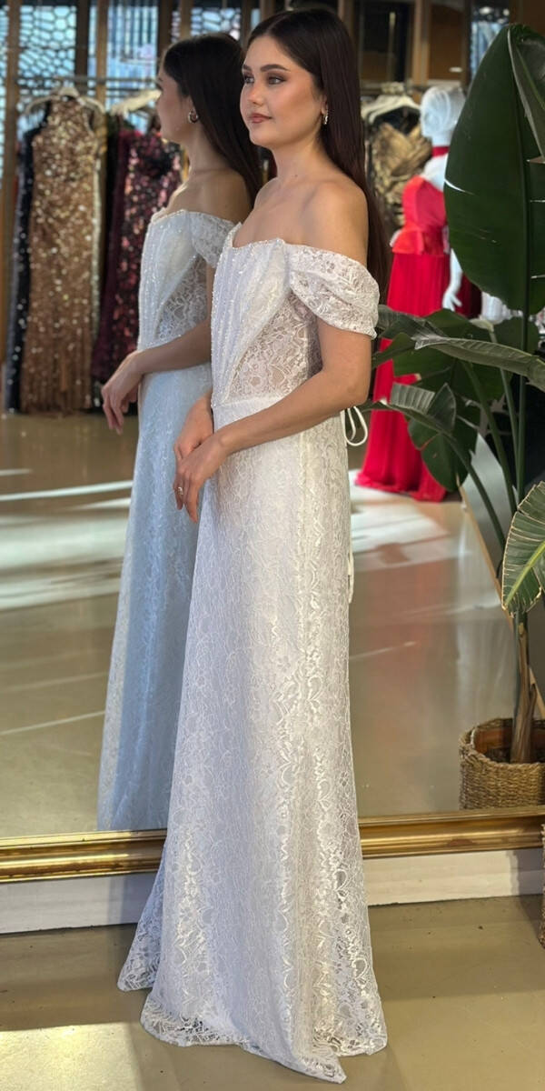 Beyaz Madonna Yaka Sırt Dekolteli Düz Kesim Dantel Uzun Abiye Elbise 11181-01 - 2