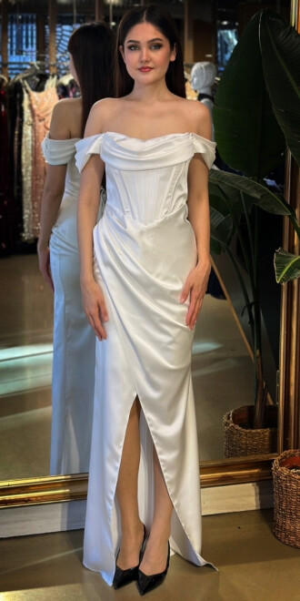 Beyaz Madonna Yaka Sırt Dekolteli Yırtmaçlı Düz Kesim Saten Uzun Abiye Elbise 11128-02 - abiyeniall