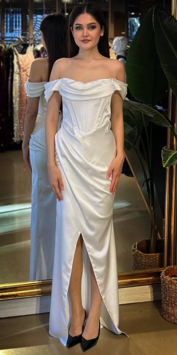 Beyaz Madonna Yaka Sırt Dekolteli Yırtmaçlı Düz Kesim Saten Uzun Abiye Elbise 11128-02 - 1
