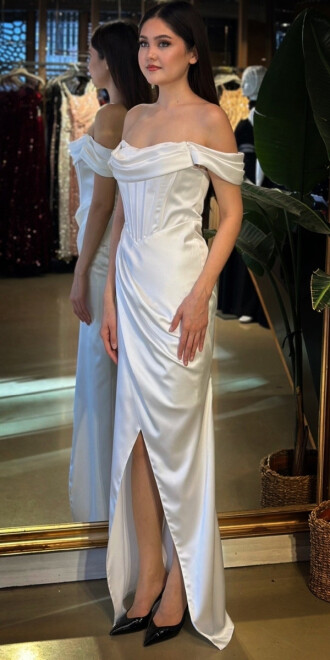 Beyaz Madonna Yaka Sırt Dekolteli Yırtmaçlı Düz Kesim Saten Uzun Abiye Elbise 11128-02 - 2