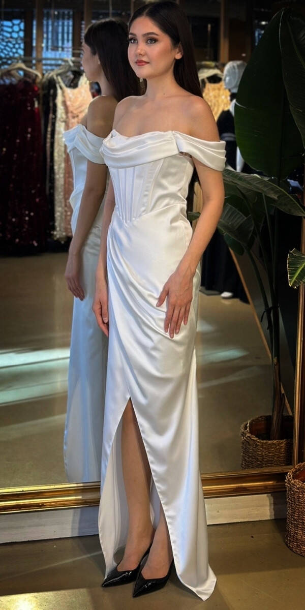 Beyaz Madonna Yaka Sırt Dekolteli Yırtmaçlı Düz Kesim Saten Uzun Abiye Elbise 11128-02 - 2