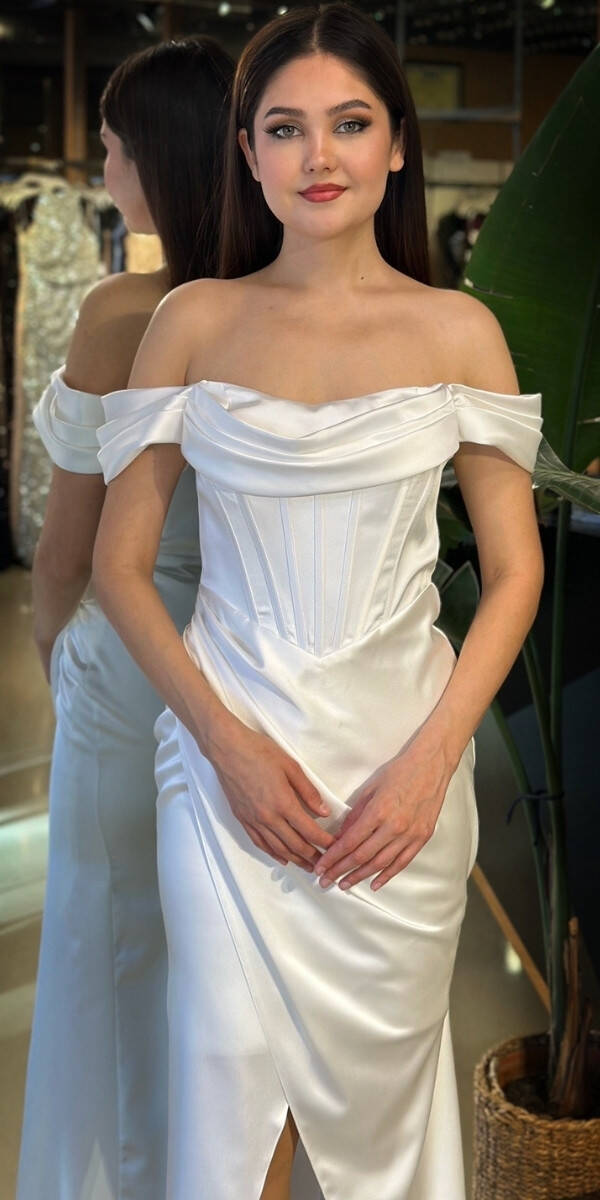 Beyaz Madonna Yaka Sırt Dekolteli Yırtmaçlı Düz Kesim Saten Uzun Abiye Elbise 11128-02 - 3
