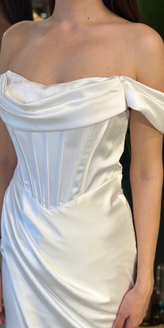 Beyaz Madonna Yaka Sırt Dekolteli Yırtmaçlı Düz Kesim Saten Uzun Abiye Elbise 11128-02 - 4