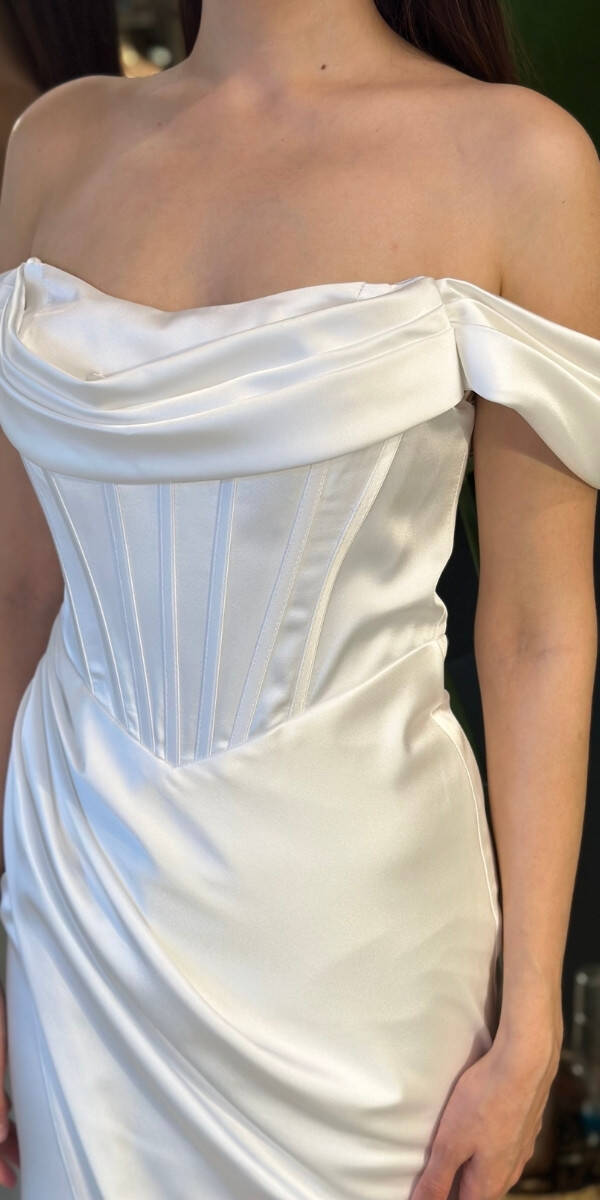 Beyaz Madonna Yaka Sırt Dekolteli Yırtmaçlı Düz Kesim Saten Uzun Abiye Elbise 11128-02 - 4