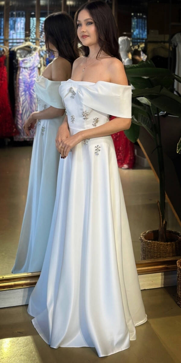 Beyaz Madonna Yaka Taş Detaylı Kloş Etekli Saten Uzun Abiye Elbise 11063-09 - 2