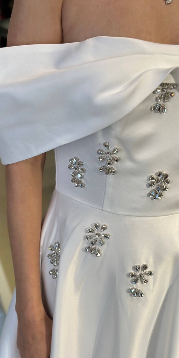 Beyaz Madonna Yaka Taş Detaylı Kloş Etekli Saten Uzun Abiye Elbise 11063-09 - 4