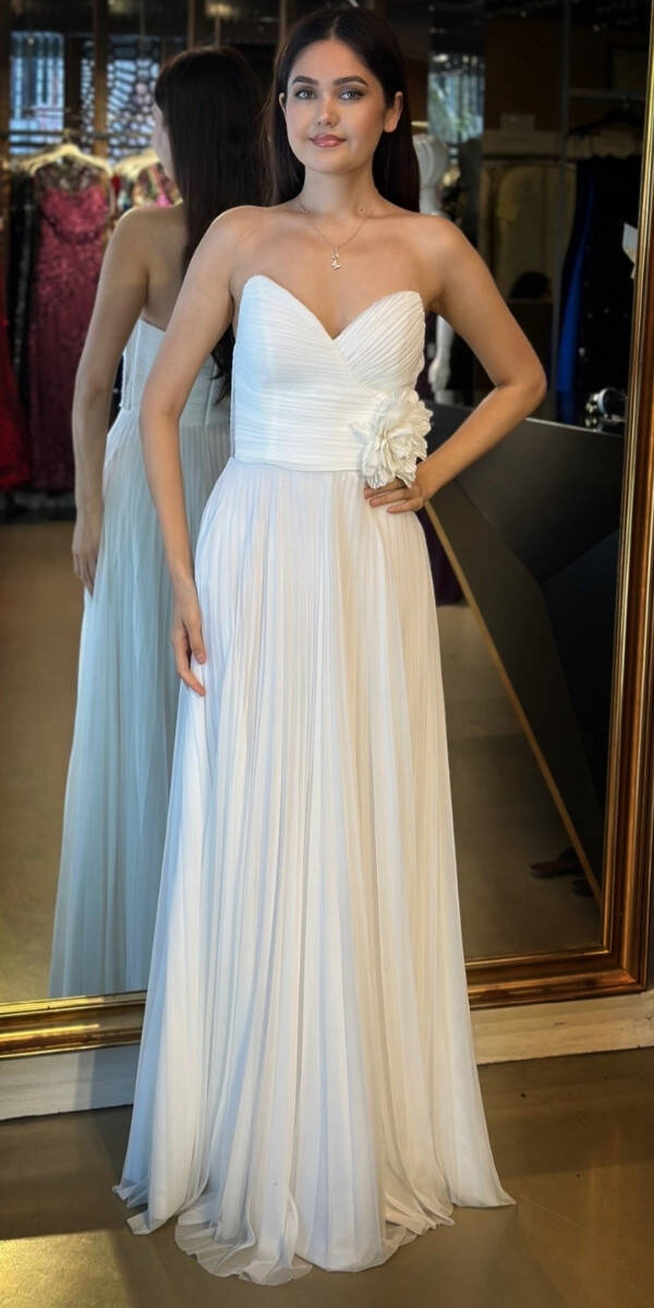 Beyaz Straplez Yaka Çiçek Detaylı Kloş Etekli Tül Uzun Abiye Elbise 11003 - 1