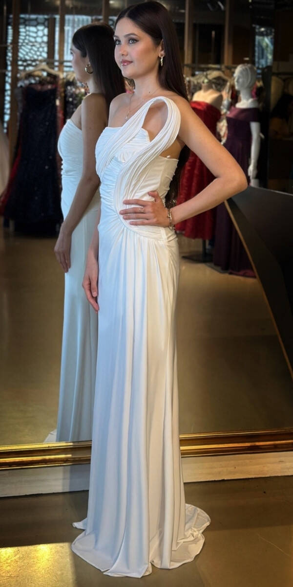 Beyaz Straplez Yaka Detaylı Yırtmaçlı Düz Kesim Likralı Uzun Abiye Elbise 11031 - 2