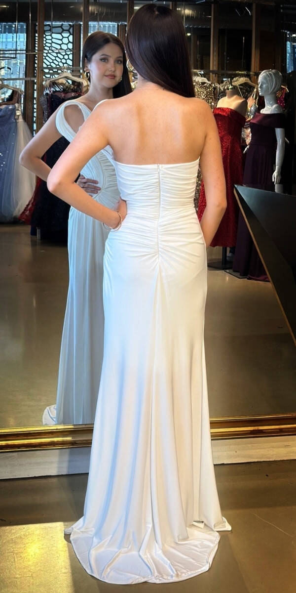 Beyaz Straplez Yaka Detaylı Yırtmaçlı Düz Kesim Likralı Uzun Abiye Elbise 11031 - 5