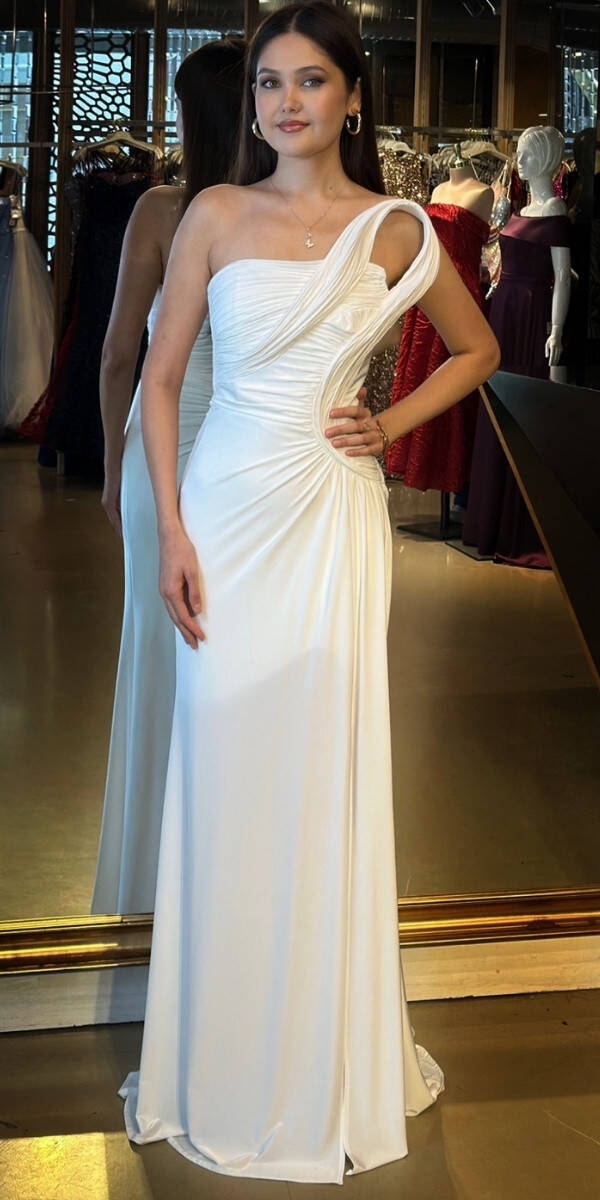 Beyaz Straplez Yaka Detaylı Yırtmaçlı Düz Kesim Likralı Uzun Abiye Elbise 11031 - 1