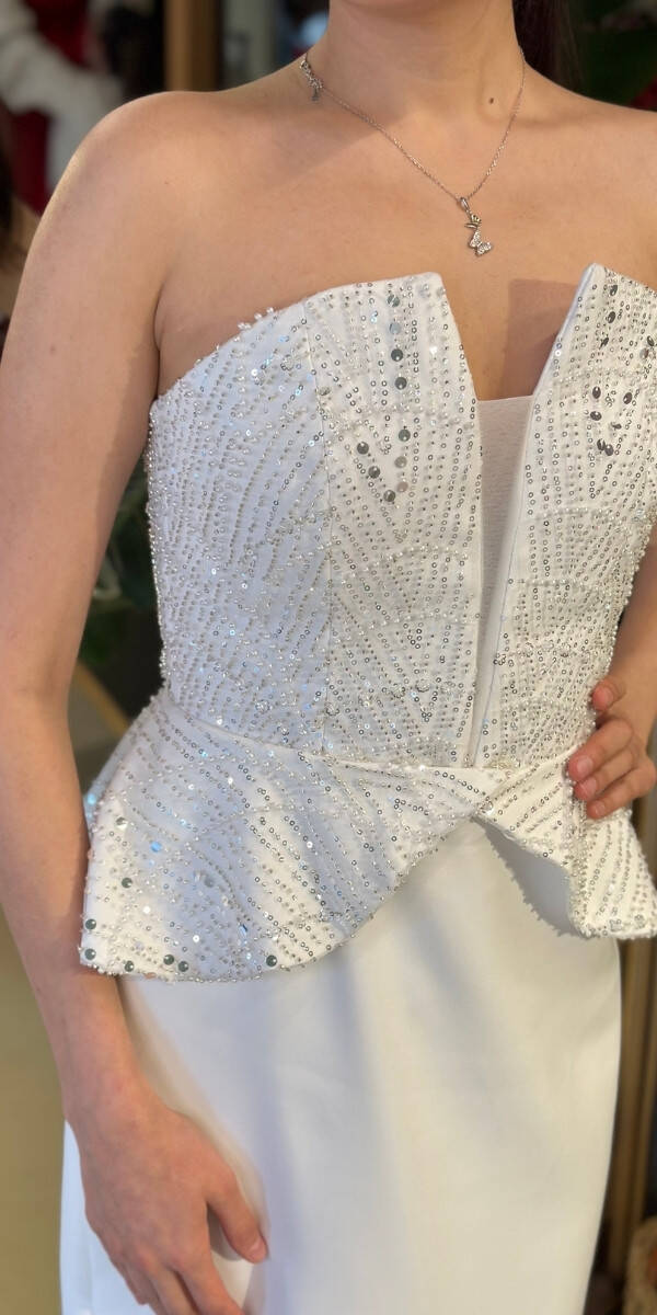 Beyaz Straplez Yaka Sırt Dekolteli Yırtmaçlı Düz Kesim Likralı Krep Midi Abiye Elbise 11115-02 - 4