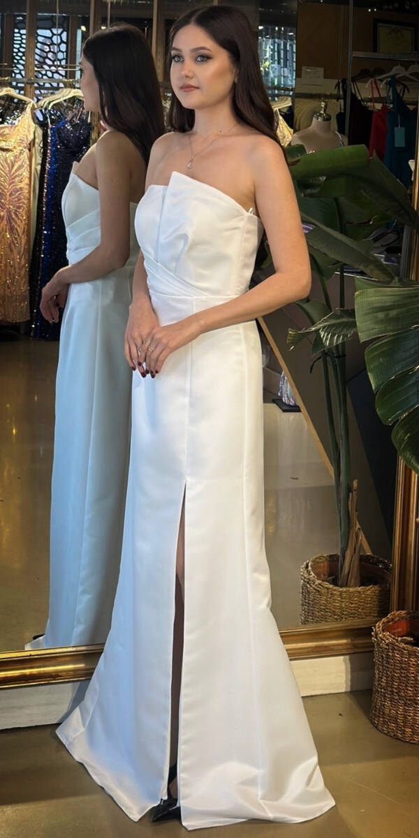 Beyaz Straplez Yaka Sırt Dekolteli Yırtmaçlı Düz Kesim Saten Uzun Abiye Elbise 11102-05 - 2