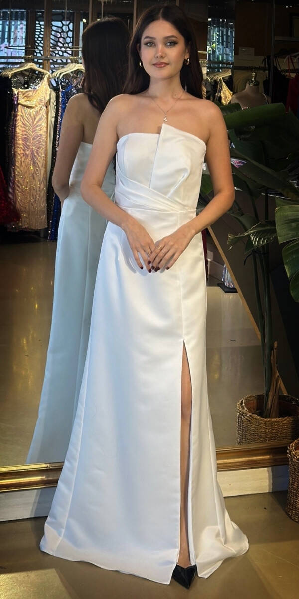 Beyaz Straplez Yaka Sırt Dekolteli Yırtmaçlı Düz Kesim Saten Uzun Abiye Elbise 11102-05 - 1