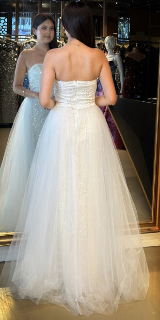 Beyaz Straplez Yaka Tül Pelerin Etekli Pullu Boncuklu Uzun Abiye Elbise 7705 - 5