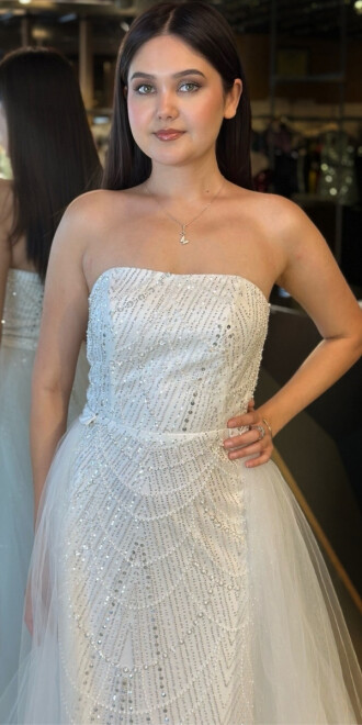 Beyaz Straplez Yaka Tül Pelerin Etekli Pullu Boncuklu Uzun Abiye Elbise 7705 - 3