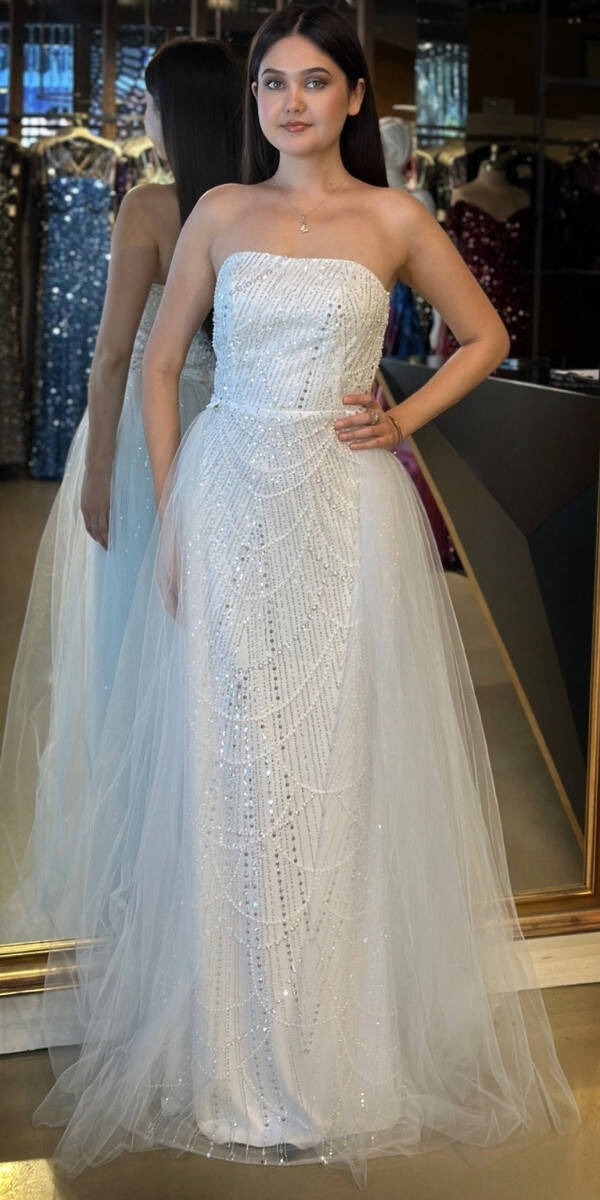 Beyaz Straplez Yaka Tül Pelerin Etekli Pullu Boncuklu Uzun Abiye Elbise 7705 - 1