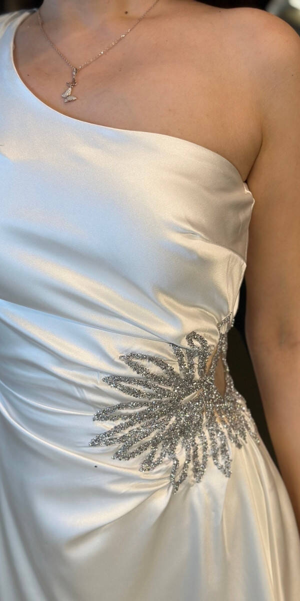 Beyaz Tek Omuzlu Taş Detaylı Düz Kesim Saten Uzun Abiye Elbise 7684 - 4