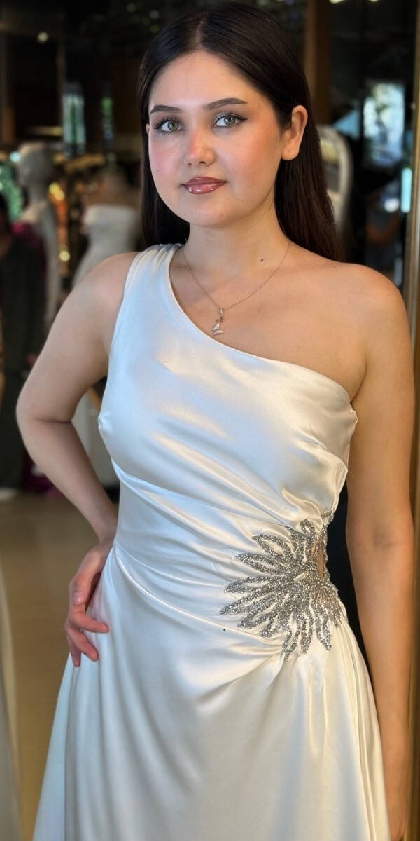 Beyaz Tek Omuzlu Taş Detaylı Düz Kesim Saten Uzun Abiye Elbise 7684 - 3