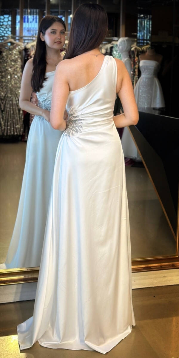 Beyaz Tek Omuzlu Taş Detaylı Düz Kesim Saten Uzun Abiye Elbise 7684 - 5