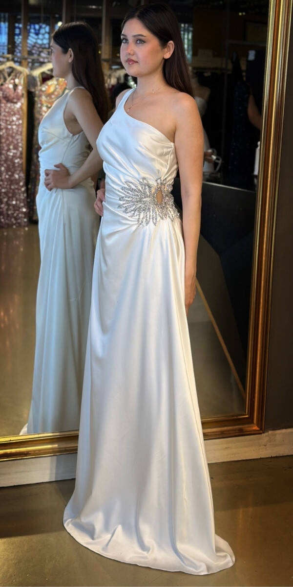 Beyaz Tek Omuzlu Taş Detaylı Düz Kesim Saten Uzun Abiye Elbise 7684 - 2