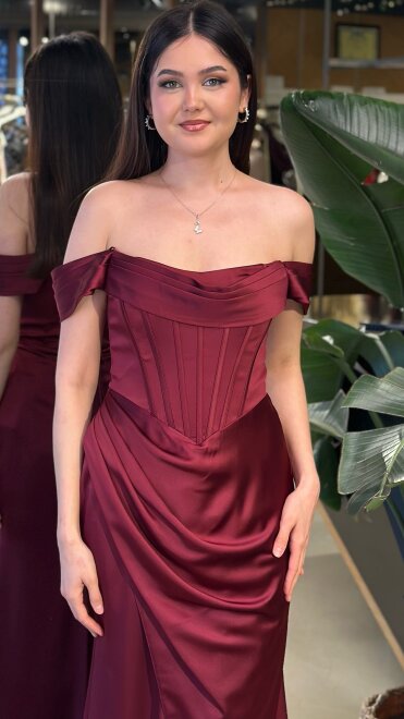 Bordo Madonna Yaka Sırt Dekolteli Yırtmaçlı Düz Kesim Saten Uzun Abiye Elbise 11128-09 - 3