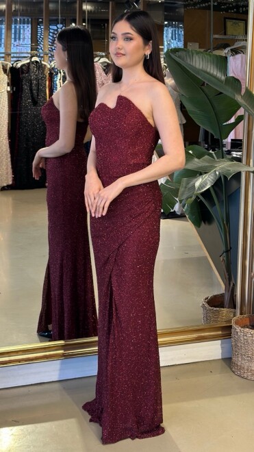 Bordo Straplez Yaka Anvelop Yırtmaçlı Likralı Pullu Boncuklu Uzun Abiye Elbise 11219-02 - 2