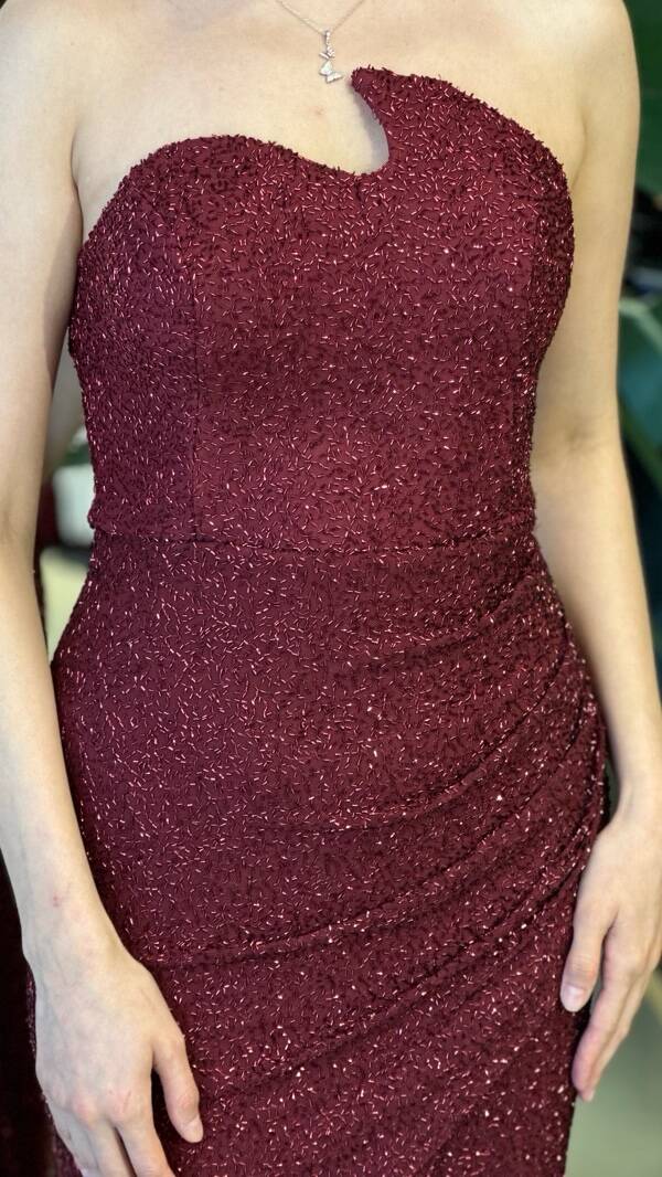 Bordo Straplez Yaka Anvelop Yırtmaçlı Likralı Pullu Boncuklu Uzun Abiye Elbise 11219-02 - 4