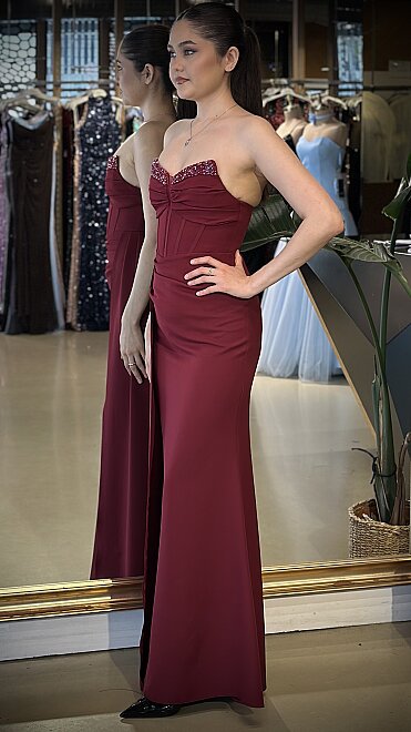 Bordo Straplez Yaka Taş Detaylı Anvelop Yırtmaçlı Düz Kesim Krep Uzun Abiye Elbise 11109-15 - 2