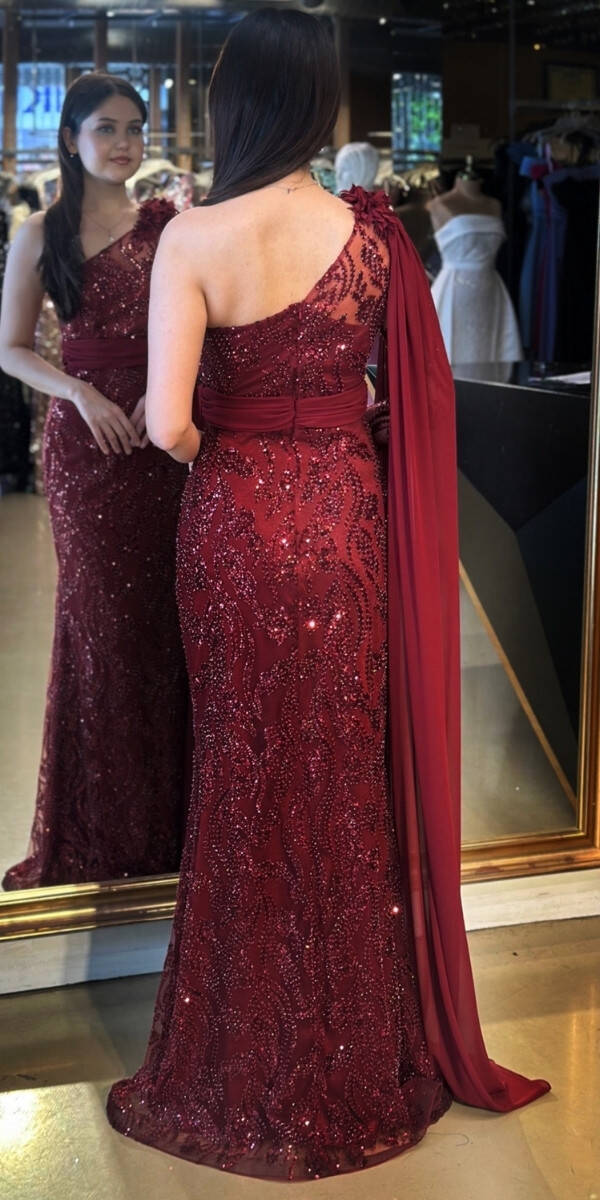 Bordo Tek Omuzlu Çiçek Detaylı Düz Kesim Pullu Boncuklu Uzun Abiye Elbise 7704 - 5