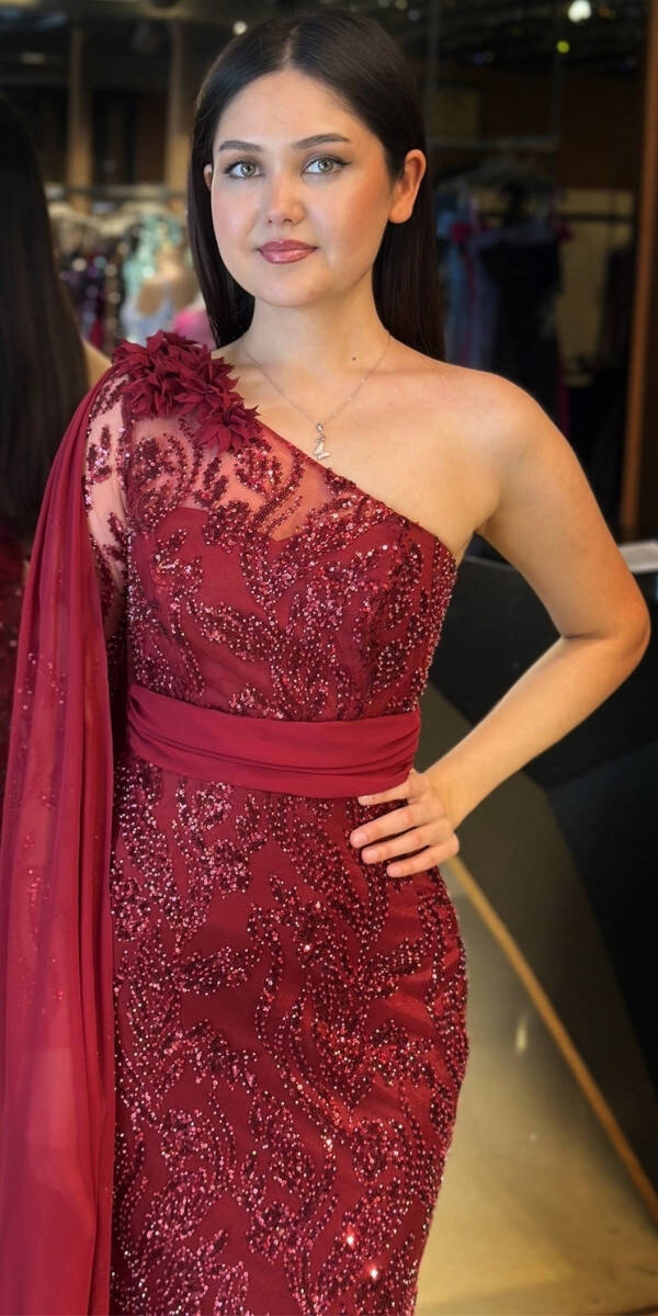 Bordo Tek Omuzlu Çiçek Detaylı Düz Kesim Pullu Boncuklu Uzun Abiye Elbise 7704 - 3