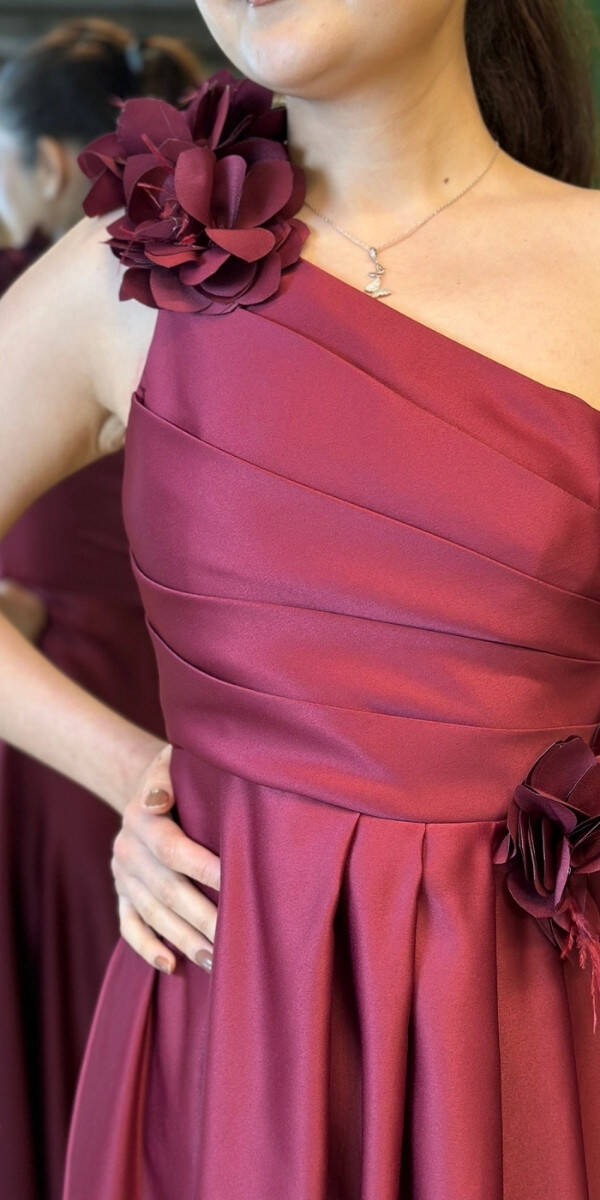 Bordo Tek Omuzlu Çiçek Detaylı Kloş Etekli Saten Uzun Abiye Elbise 7659 - 4