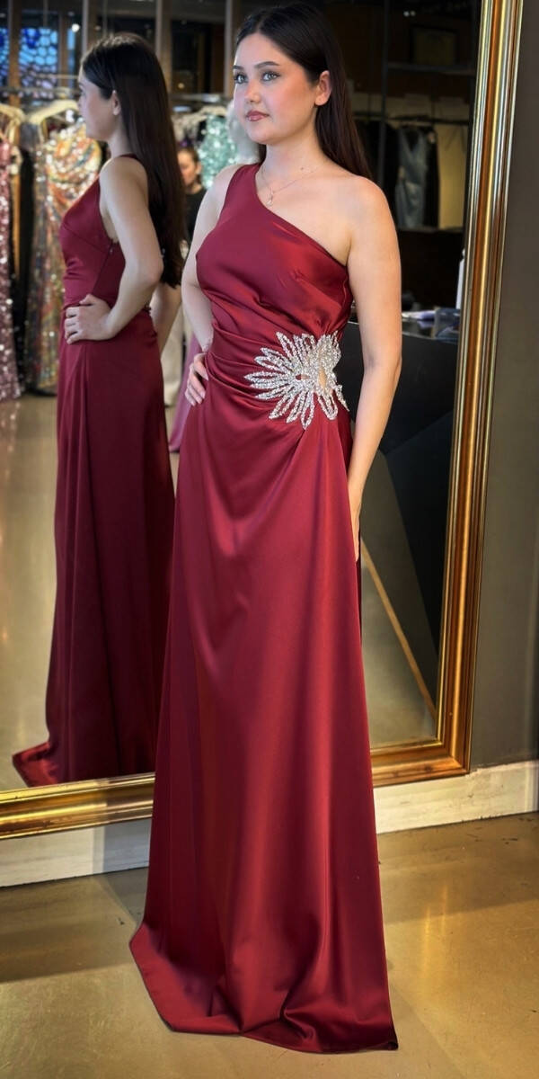 Bordo Tek Omuzlu Taş Detaylı Düz Kesim Saten Uzun Abiye Elbise 7684 - 2