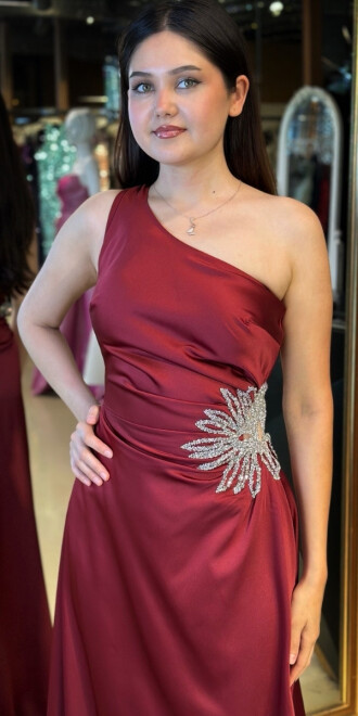 Bordo Tek Omuzlu Taş Detaylı Düz Kesim Saten Uzun Abiye Elbise 7684 - 3