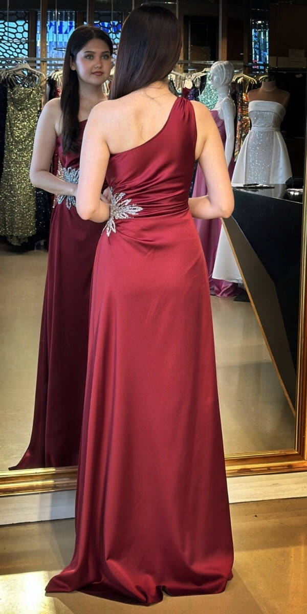 Bordo Tek Omuzlu Taş Detaylı Düz Kesim Saten Uzun Abiye Elbise 7684 - 5