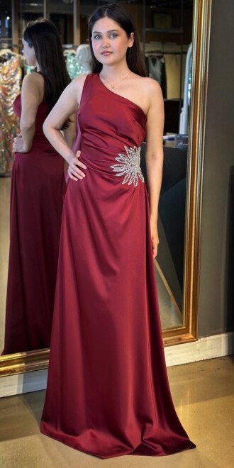 Bordo Tek Omuzlu Taş Detaylı Düz Kesim Saten Uzun Abiye Elbise 7684 